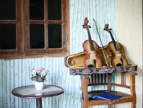 印度尼西亚库德斯，用竹子制成的复古风格小提琴，库存照片图片下载