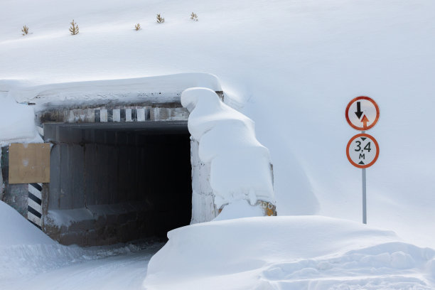 一条乡村公路上被雪覆盖的混凝土隧道图片下载
