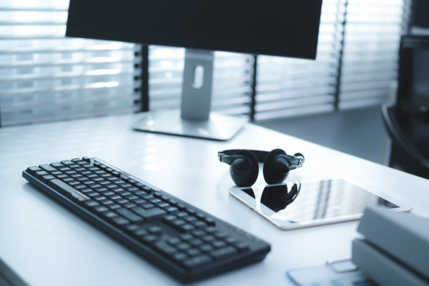 带笔记本电脑和文件的办公桌，书籍，舒适橱柜的现代内饰，商人或学生在家里的桌子，舒适的工作空间，公寓里有电脑的工作场所图片下载