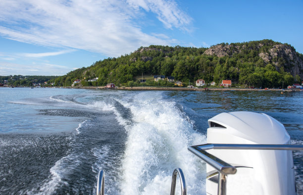 摩托艇快速行驶图片下载