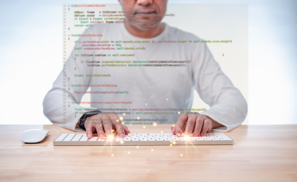 程序员编码，编译，编码，调试，开发应用软件的商业公司与笔记本电脑。男子编程编码web应用程序，从工作在家，代码显示屏幕监控图片下载