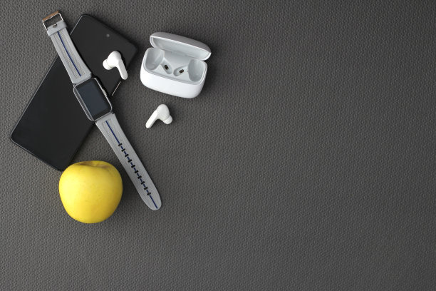 在瑜伽垫上锻炼的物品，如耳机、手机、水、毛巾和苹果，健康的生活和幸福图片下载