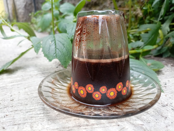 一杯咖啡是用倒着的杯子端上来的，图片下载