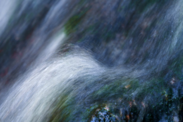 一条小溪的特写，抽象的背景图片下载