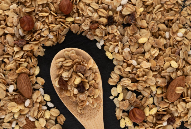 自制黑底格兰诺拉麦片，健康早餐。图片下载