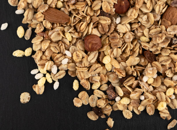 自制黑底格兰诺拉麦片，健康早餐。图片下载