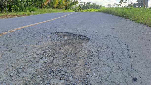 坑坑洼洼的沥青路面图片下载