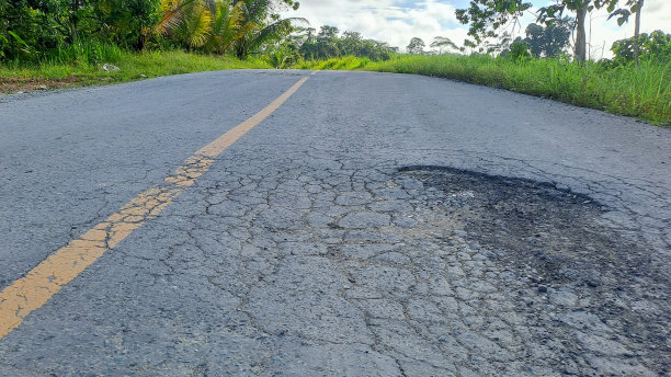 坑坑洼洼的沥青路面图片下载
