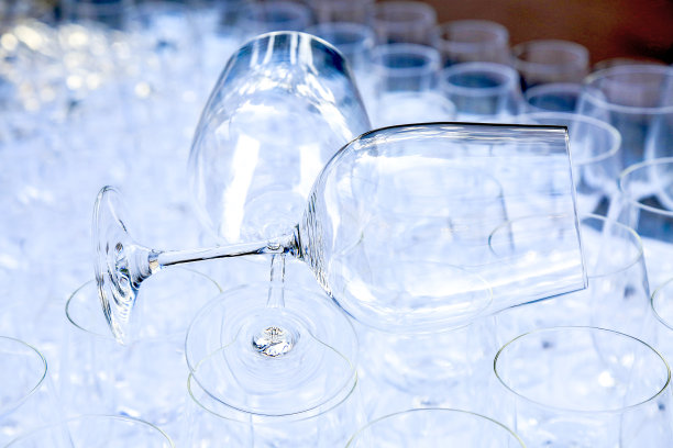 两个红酒水晶杯放在草堆上，准备举行盛大的宴会。模糊。餐饮及餐厅用具。婚礼的组织。品酒。背景图片。对象组图片下载