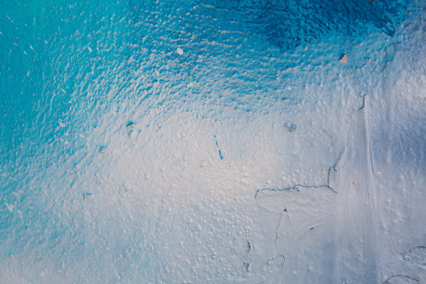 外水泥墙上有蓝白色的灰泥渍。背景图片。壁纸纹理图片。前视图。油漆和清漆图片下载