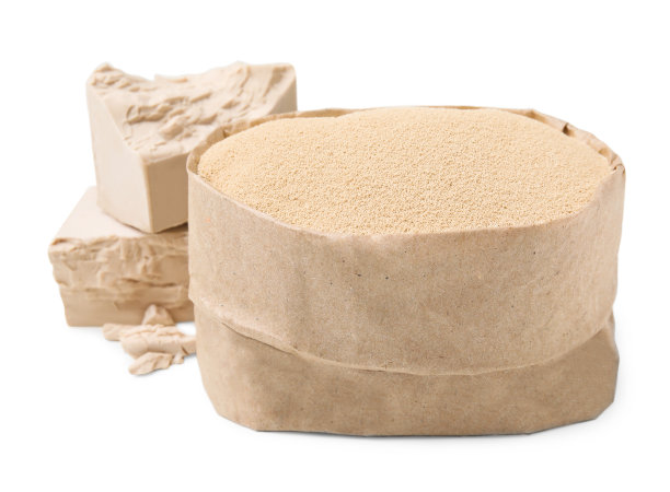 白色背景的压缩和粒状酵母图片下载