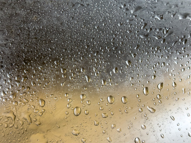 水滴落在铁板上图片下载