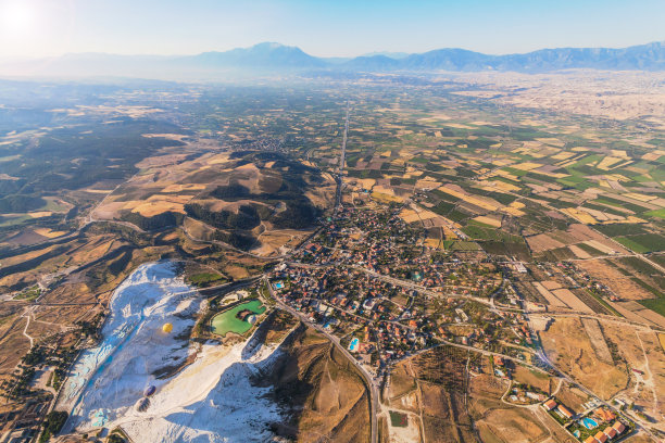 在土耳其度假时，热气球飞过赫拉波利斯的Pamukkale图片下载