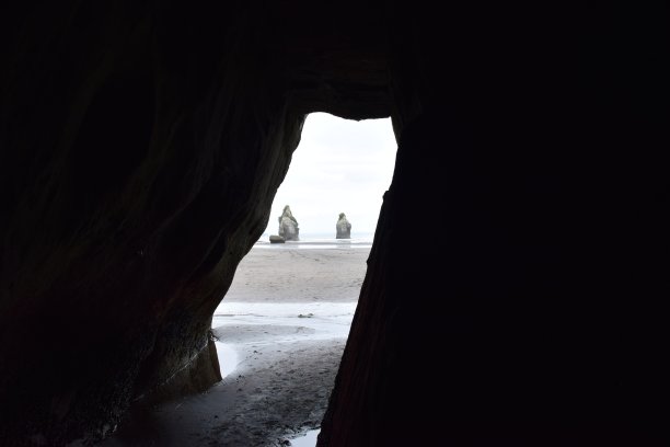 海滩洞穴探险图片下载