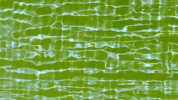 蓝蓝的水面上泛起涟漪。散焦模糊透明蓝色透明平静水面纹理与飞溅和气泡。水波与闪亮的图案纹理背景。图片下载