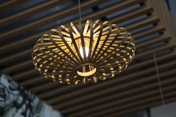竹制的灯悬挂在木制的天花板上。工艺装饰理念，用泰国传统工艺制作精美的竹子，用于家居室内装饰。图片下载