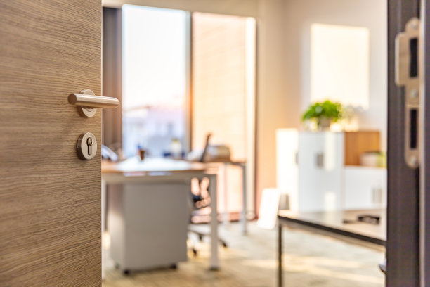 打开现代办公室的木门图片下载
