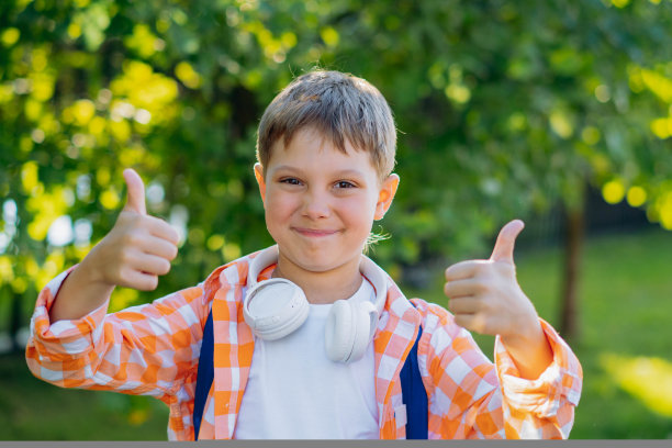 白人男孩背着书包上学。学年开始了图片下载