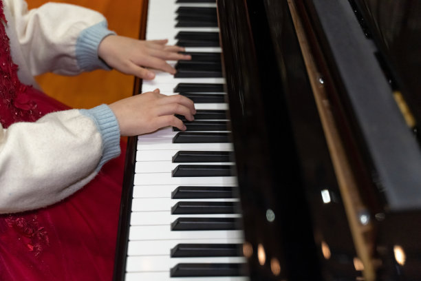 一个孩子的手放在钢琴上图片下载