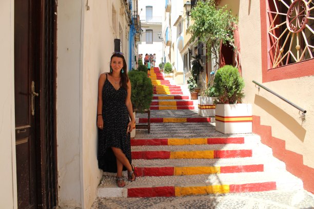 楼梯上的女人图片下载