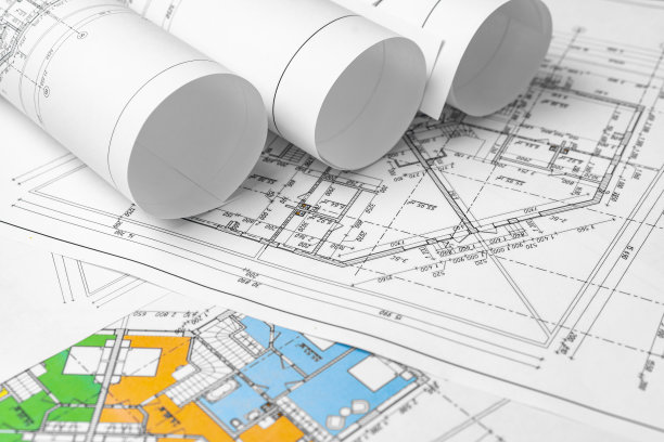 建筑施工图纸在桌子上近距离图片下载