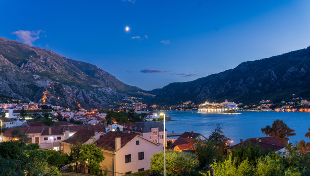 夜晚的科托尔，灯光闪烁，游轮从黑山的多布罗塔俯瞰屋顶和海湾图片下载