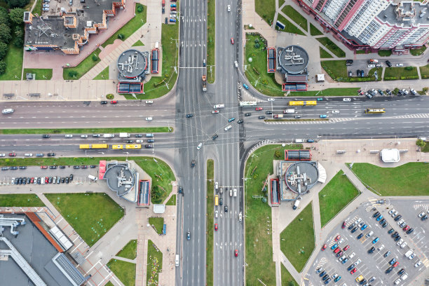 夏季城市街道、十字路口、停车场和购物中心鸟瞰图图片下载