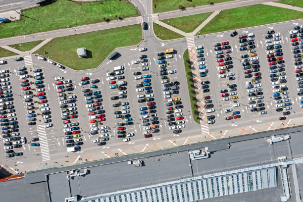 在阳光明媚的夏日，购物中心停车场的鸟瞰图图片下载