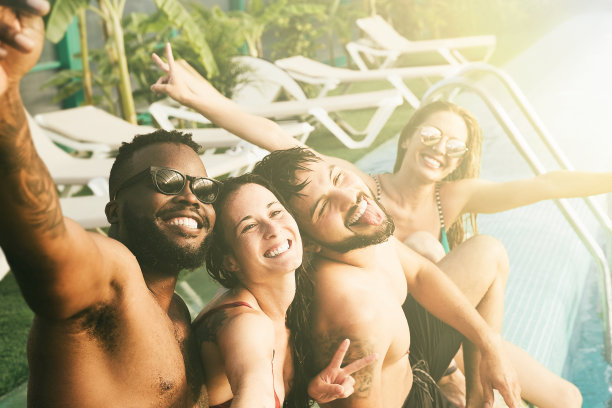 夏日泳池派对:一群朋友在豪华别墅酒店里一起玩乐，多种族的人们享受假日周末图片下载