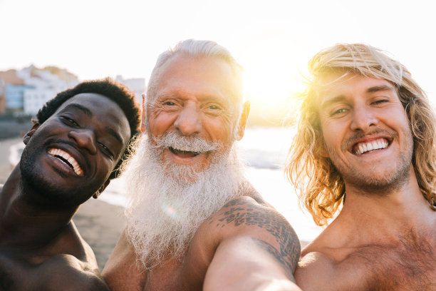 快乐的多代朋友在海滩上自拍-多种族男性朋友在暑假玩得开心-假日旅行的生活方式图片下载