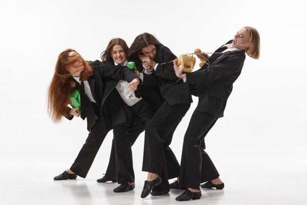 照片中，身着黑色服装的女商人手持电话听筒，在白色的摄影棚背景下大喊大叫。繁忙的工作天图片下载