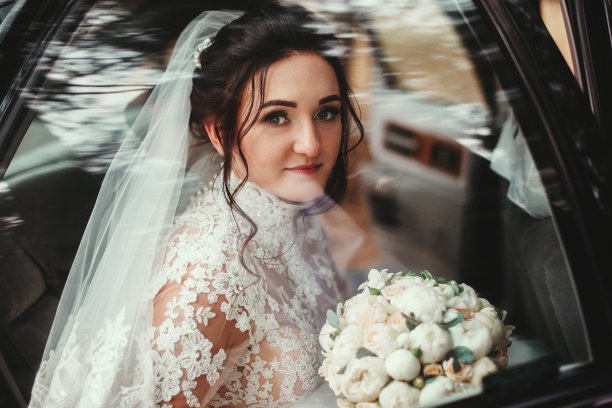 车窗上漂亮新娘的特写照片图片下载