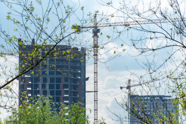 工业建筑起重机在新的现代化建筑上工作。图片下载