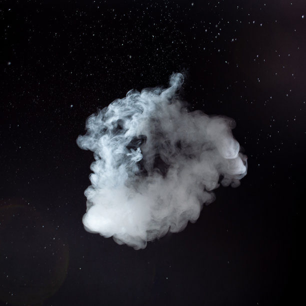 黑色背景上抽象的烟雾图片下载