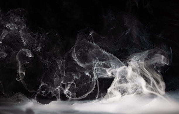 黑色背景上抽象的烟雾。孤立。图片下载