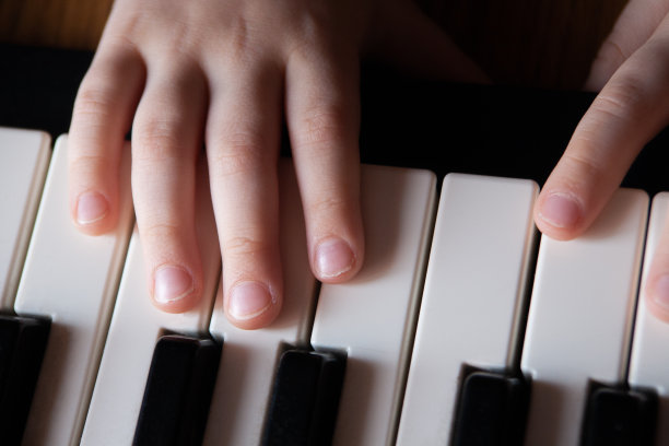 孩子的手学会弹钢琴图片下载