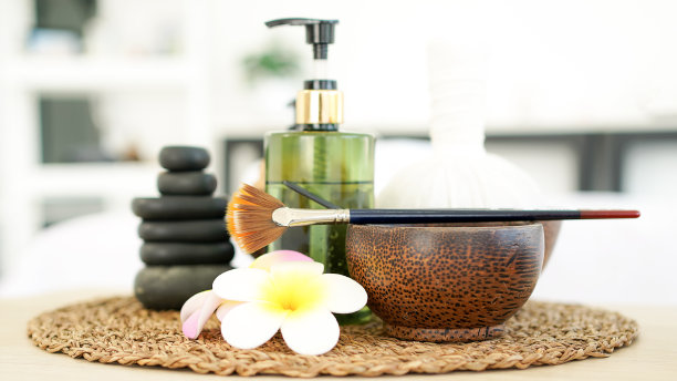 泰式水疗按摩。水疗美容。香薰治疗护理身体的妇女与蜡烛放松健康。芳香和盐磨砂设置准备健康的生活方式图片下载