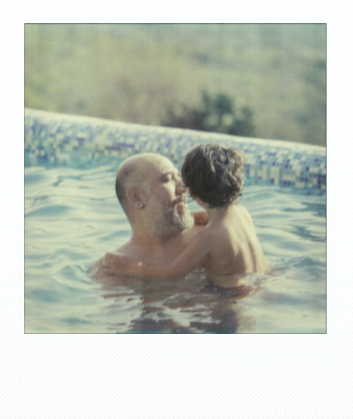 父亲和儿子在游泳池里图片下载