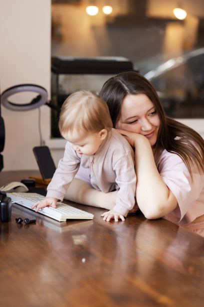 一个年轻漂亮的母亲应该工作，但是照顾她的孩子不允许她工作图片下载