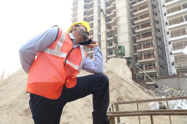 快乐的印度建筑工地工程师在对讲机上讲话图片下载