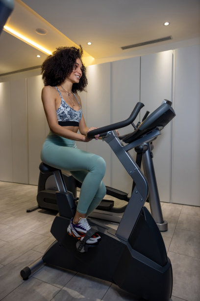 年轻漂亮的女人骑着自行车图片下载