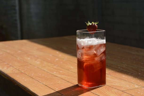 草莓茶鸡尾酒库存照片图片下载