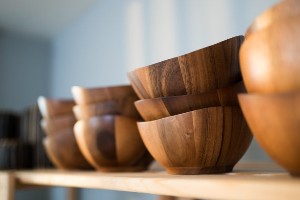 Close up many groups of handmade wooden vase stock on the shelf at the vase store. Vase stock is ready for delivery for online customers on the shelf for souvenirs or home decoration.图片下载