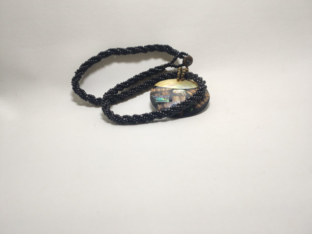 手工项链用黑色的绳子，黄色的天然石头图片下载