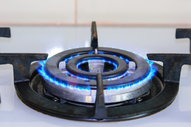 厨房炉子上点燃的燃烧器，天然气图片下载