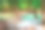 温泉温泉自然浴池被红黄树叶环绕。在秋叶中，瀑布落在许多树叶之间，在秋叶中树叶的颜色变化图片下载