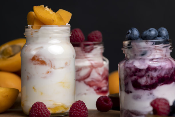 新鲜美味的酸奶由牛奶与浆果味图片下载
