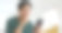 成年人亚洲单身男人坐在家里的沙发上看书，看女孩的照片发在手机上。放松，微笑，选择爱人，享受玩右滑在tinder应用程序找到爱的夫妇在有趣的比赛调情聊天。图片下载