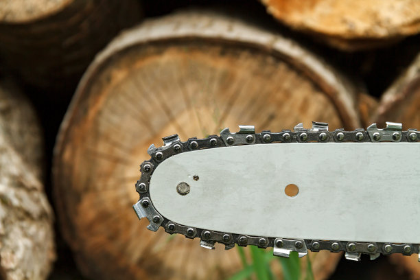 电锯和柴火图片下载