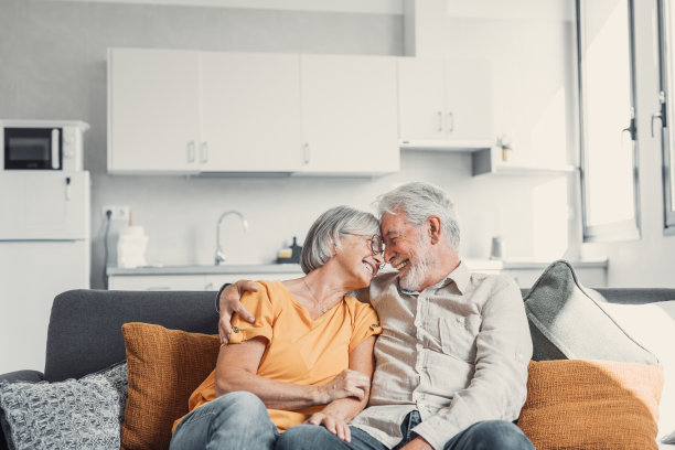 快乐的笑老夫妇聊天，笑，站在家里一起，拥抱与爱，享受亲密的关系，信任，支持，关心，感受快乐，温柔图片下载